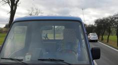 Řidič dodávky vybržďoval osobní auto. Mířil na druhého pistolí