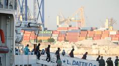 Týden na moři. Do Španělska připluli migranti z odmítané lodi