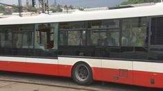Obrovský hák rozbil sklo autobusu. Málem zasáhl mladý pár