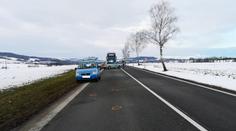 Neznámé auto srazilo a těžce zranilo muže na silnici. Policie hledá viníka