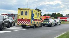 Řidička u Prahy obrátila auto na střechu. I s dítětem skončila ve vodní nádrži