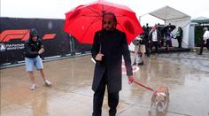Obří smutek Lewise Hamiltona. Jeho pejsek bojoval o život marně, zemřel mu v náruči