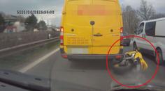 Motorkář ujížděl policistům a přehlédl kolonu! DRSNÉ VIDEO