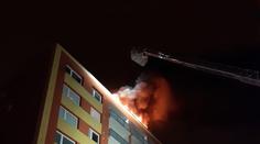 Plameny zachvátily střechu paneláku, desítky lidí museli evakuovat