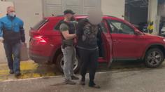 Řidič v Praze vytáhl na policisty zbraň, našli u něj dětskou pornografii i drogy