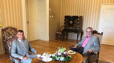Babiš jednal se Zemanem v Lánech, pak odjel bez vyjádření pryč
