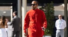 Hamiltonův první den v nové stáji. Pózoval u domu legendárního Ferrariho