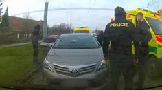 VIDEO: Policistům na okno zaklepal vyděšený muž. Pomohli mu zachránit Lindušku (5)