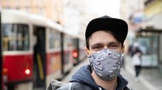 I Světová zdravotnická organizace je pro roušky. Má k nim ale výhrady