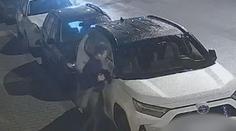 Nepochopitelné řádění vandala. Šel ulicí a ulamoval zrcátka, hledá ho policie