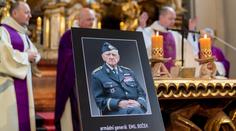 S válečným hrdinou Emilem Bočkem se přišli rozloučit vojáci i davy lidí