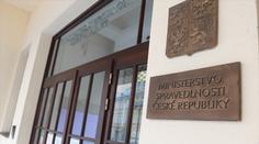 Dívky v Praze měl zbít zaměstnanec ministerstva. Blažek ho vyhodil