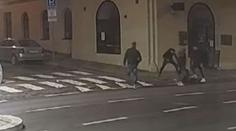 VIDEO: Další loupež v Praze. Došlo i na násilí, šestice brutálně zkopala muže