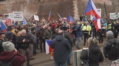 Vláda jedná na výjezdním zasedání v Jablonci. Město obsadili zemědělci