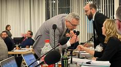Jednání zastupitelstva se zvrhlo. Potyčka málem skončila rvačkou Pirátů s TOP 09