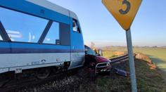 Vlak na přejezdu rozdrtil auto, řidiče se záchranářům nepodařilo zachránit