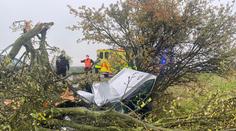 Záchranáři spěchali k zaklíněnému muži, ten v klidu v převráceném vraku kouřil