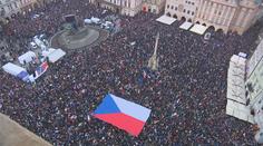 V Praze demonstranti podpořili Pavla. Desetitisíce lidí zaplnily Staromák