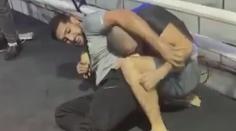 Šampion boxu vyzkoušel MMA. Za pár vteřin prosil o milost