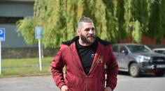 Velký den Jiřího Procházky. Po oznámení soupeře ukázal diplom z promoce
