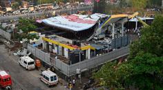Obří billboard se při bouřce zřítil na benzínku, zabil nejméně 14 lidí