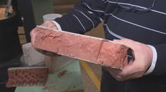 Štáb Novy testoval odolnost materiálu. Ustály by naše cihly zemětřesení?