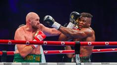 Krádež? Fury v exhibici sporně vyhrál, hvězda MMA ho dokonce poslala k zemi