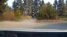 Motorkář, nebo břídil? Honičku s policií zakončil saltem do rybníka