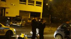 Páteční noc připomínala klub rváčů: Nůž pod krkem a hromadné bitky