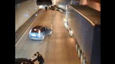 Opilec v Porsche jel Prahou 240 km/h! Policisté stavěli zátaras z kamionů