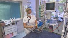 Covidová opatření se vrací. Nemocnice vyžadují roušky a omezují návštěvy