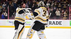 Brankář Bostonu dal gól přes celé hřiště, fantastický Mrázek měl přihrávku