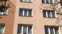 Dvojice terorizuje klidné sídliště. Lidé mají strach o seniorku, která s nimi žije