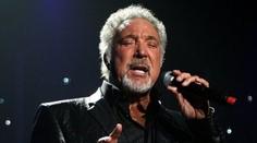 Tygr z Walesu je v Česku! Zpěvák Tom Jones poslal Gottovi dárek