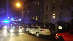 Oheň zničil byt, hasiči zachránili psa schovaného pod postelí