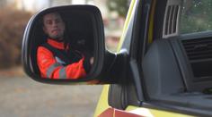 Drama na D1: Záchranka s nemocným dítětem uvízla v koloně, pomohl policejní motorkář