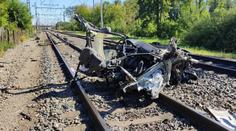 Žena vjela na přejezd, vlak rozdrtil auto napadrť. Zázrakem se jí nic nestalo