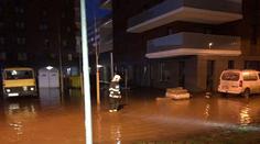 Zaplavené ulice a nánosy bahna. V pražském Karlíně praskl vodovod