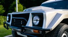 Podivné Lamborghini na prodej. Patřilo sultánovi i šéfovi BMW, pak v něm vozili děti do školy