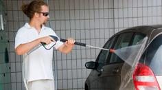 Nové bezkontaktní myčky: Jak správně čistit auto a nezničit ho?