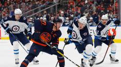 Kandidát na sólo roku? Connor McDavid zesměšnil tři obránce