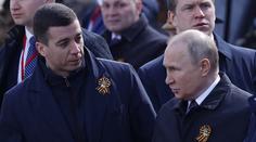 Putin si zřejmě zvolil svého nástupce. Důvěrně si šeptali na oslavách
