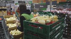Zeleninu před otevřením obchodu kontrolují. Horší kusy prodávají se slevou