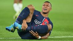 Zděšení fanoušci PSG. Mbappé kvůli zranění střídal, nejspíš si poranil kotník