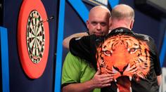 Senzační Barney zničil i světovou jedničku. Van Gerwen končí!