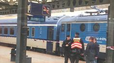 Mladíka ve vlaku přepadl muž. Policie hledá svědky události