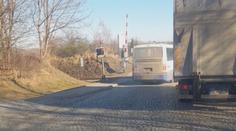 Naprostý hazard! Řidič autobusu předjel kolonu a projel přes přejezd na červenou