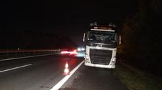 Kamion jel na dálnici D5 v protisměru, řidič odmítl policistům dýchnout