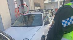 Servisního technika uvěznilo špatně zaparkované auto. Na pomoc čekal hodinu