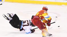 Mladík, který uchvátil KHL skvělým gólem, zkolaboval. Zápas se nedohrál